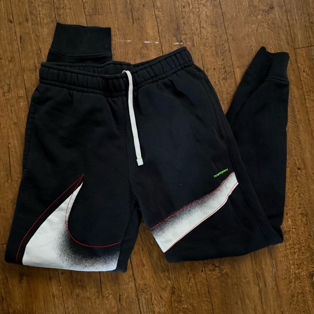 Nike Sportswear big Swoosh across Fleece Sweatpants, Black & White small
